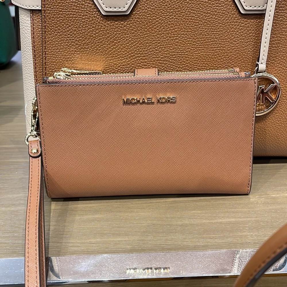 MICHAEL KORS LARGE DOUBLE ZIP WRISTLET WALLET PHONE CASE  Luggage